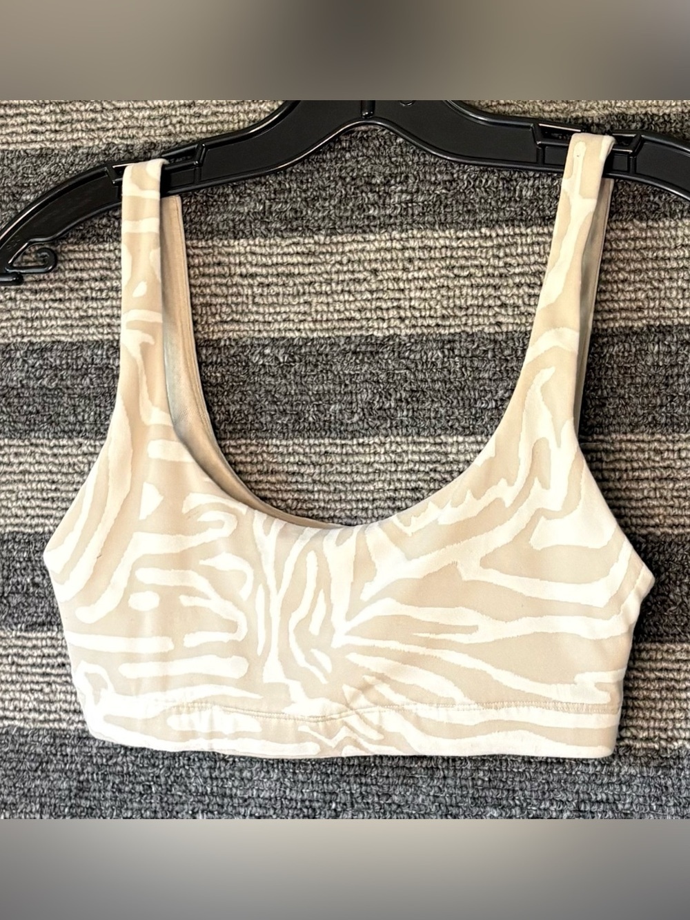 Vuori Maze Jacquard Sports Bra
Beige & White Zebra-Print XS EUC